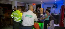 En Cali, autoridades cierran dos establecimientos por malas condiciones de salubridad y licor vencido