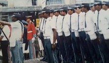 Agentes de tránsito desfilando 