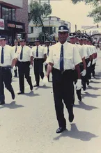 Agentes de tránsito desfilando