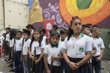  Estudiantes víctimas del conflicto armado estrenan uniformes