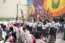 Estudiantes víctimas del conflicto armado estrenan uniformes