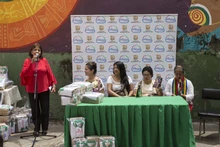Estudiantes víctimas del conflicto armado estrenan uniformes