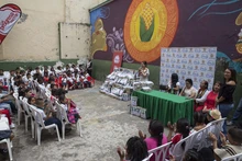 Estudiantes víctimas del conflicto armado estrenan uniformes