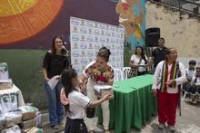 Estudiantes víctimas del conflicto armado estrenan uniformes