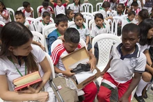 Estudiantes víctimas del conflicto armado estrenan uniformes