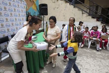 Estudiantes víctimas del conflicto armado estrenan uniformes