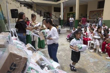 Estudiantes víctimas del conflicto armado estrenan uniformes