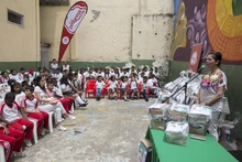 Estudiantes víctimas del conflicto armado estrenan uniformes