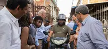 Con recorrido a pie por la comuna 5, alcalde Armitage retoma visitas a los territorios de Cali