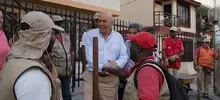 Con recorrido a pie por la comuna 5, alcalde Armitage retoma visitas a los territorios de Cali