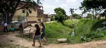 Alcalde Armitage socializa obras de entamboramiento del canal Cauquita con vecinos de la comuna 14