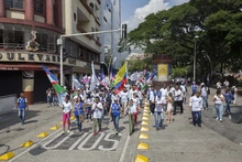 Con una marcha masiva la alcaldía de cali conmemora el día de las víctimas 