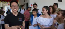 Gobierno de Japón visitó instituciones educativas a las que donará mobiliario estudiantil