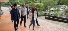 Gobierno de Japón visitó instituciones educativas a las que donará mobiliario estudiantil