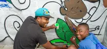 Jóvenes de la comuna 14 le apuestan a la paz y plasman su deseo en un mural