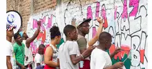 Jóvenes de la comuna 14 le apuestan a la paz y plasman su deseo en un mural