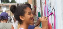 Jóvenes de la comuna 14 le apuestan a la paz y plasman su deseo en un mural