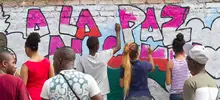 Jóvenes de la comuna 14 le apuestan a la paz y plasman su deseo en un mural