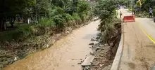 Alcaldía de Cali atiende comunidad afectada por creciente del río Aguacatal