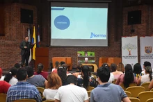 “La literatura salva vidas”: escritor Albeiro Echavarría, en lanzamiento de su libro ‘Te amo, peladita’