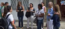 Puerta a puerta la Secretaría de Educación de Cali sensibilizó a habitantes del oriente en el Día Nacional contra el trabajo infantil 