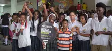 Puerta a puerta la Secretaría de Educación de Cali sensibilizó a habitantes del oriente en el Día Nacional contra el trabajo infantil 