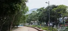 Se instalan postes del alumbrado público en el parque lineal Río Cali