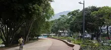 Se instalan postes del alumbrado público en el parque lineal Río Cali