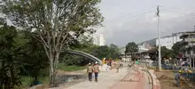Se instalan postes del alumbrado público en el parque lineal Río Cali