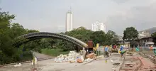 Se instalan postes del alumbrado público en el parque lineal Río Cali