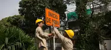 Se instalan postes del alumbrado público en el parque lineal Río Cali