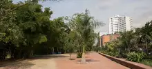 Se instalan postes del alumbrado público en el parque lineal Río Cali