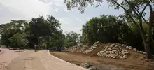 Se instalan postes del alumbrado público en el parque lineal Río Cali
