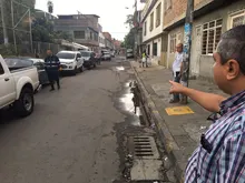 En recorrido del alcalde Armitage se proyectó que programa Adoquines rehabilitará vías de la Comuna 11
