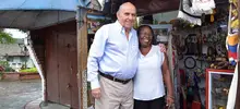 De la mano de artesanos, Armitage visitó la Loma de la Cruz 