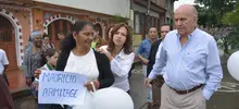 De la mano de artesanos, Armitage visitó la Loma de la Cruz 