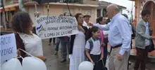 De la mano de artesanos, Armitage visitó la Loma de la Cruz 