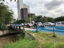 Este fin de semana se inicia la demolición del puente vehicular sobre el río Cali a la altura de la calle 21 N