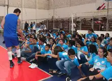 Selección Colombia de voleibol compartió con niños beneficiarios de Deporvida