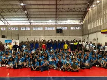 Selección Colombia de voleibol compartió con niños beneficiarios de Deporvida