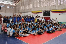 Selección Colombia de voleibol compartió con niños beneficiarios de Deporvida