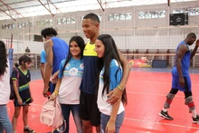 Selección Colombia de voleibol compartió con niños beneficiarios de Deporvida