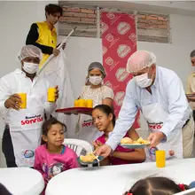 Gracias al alcalde Armitage, ya son 25.000 raciones las que se reparten cada día en los comedores comunitarios de Cali