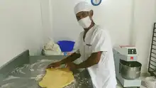 Amasando pan, reconstruyen sus vidas fuera de la calle