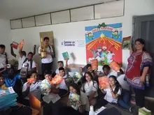 Niños de las escuelas le cantan a su río