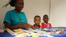 Hilos de esperanza y grandes historias se tejen en la Feria Artesanal para víctimas del conflicto armado