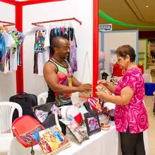 Talento y creatividad en el Mercatón Navideño, 90 expositores. 