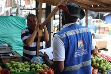 Alcaldía de Cali interviene con jornada de limpieza la plaza de mercado Santa Elena