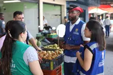 Alcaldía de Cali interviene con jornada de limpieza la plaza de mercado Santa Elena