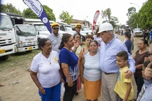 Alcalde Armitage entrega maquinaria para reforzar la pavimentación con adoquines en los barrios de Cali